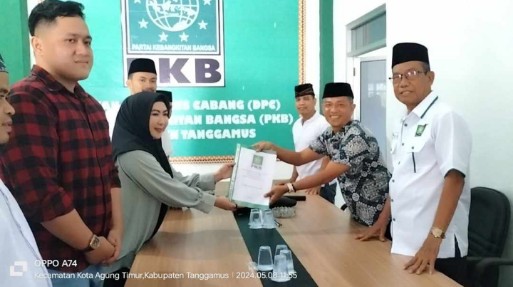 Mantan Bupati Tanggamus Hj Dewi Handajani Serahkan Formulir Pendaftaran di PKB