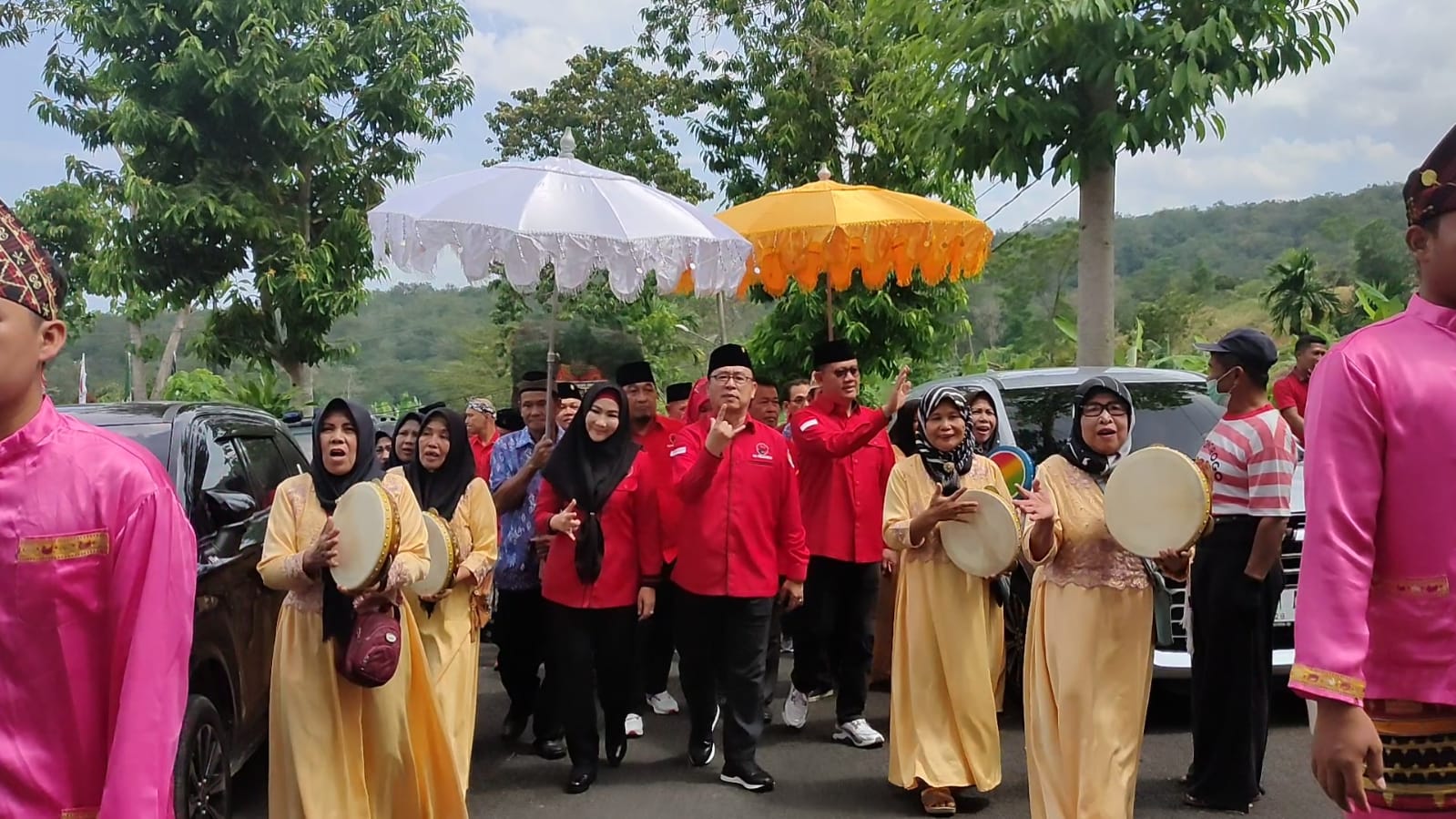 Pendaftaran Bacaleg PDIP Diiringi Pincak Khahot dan Reog Ponorogo