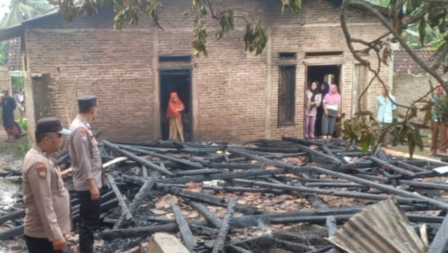 Diduga Korsleting Listrik, Satu Rumah di Pekon Kebumen Hangus Dilalap Api