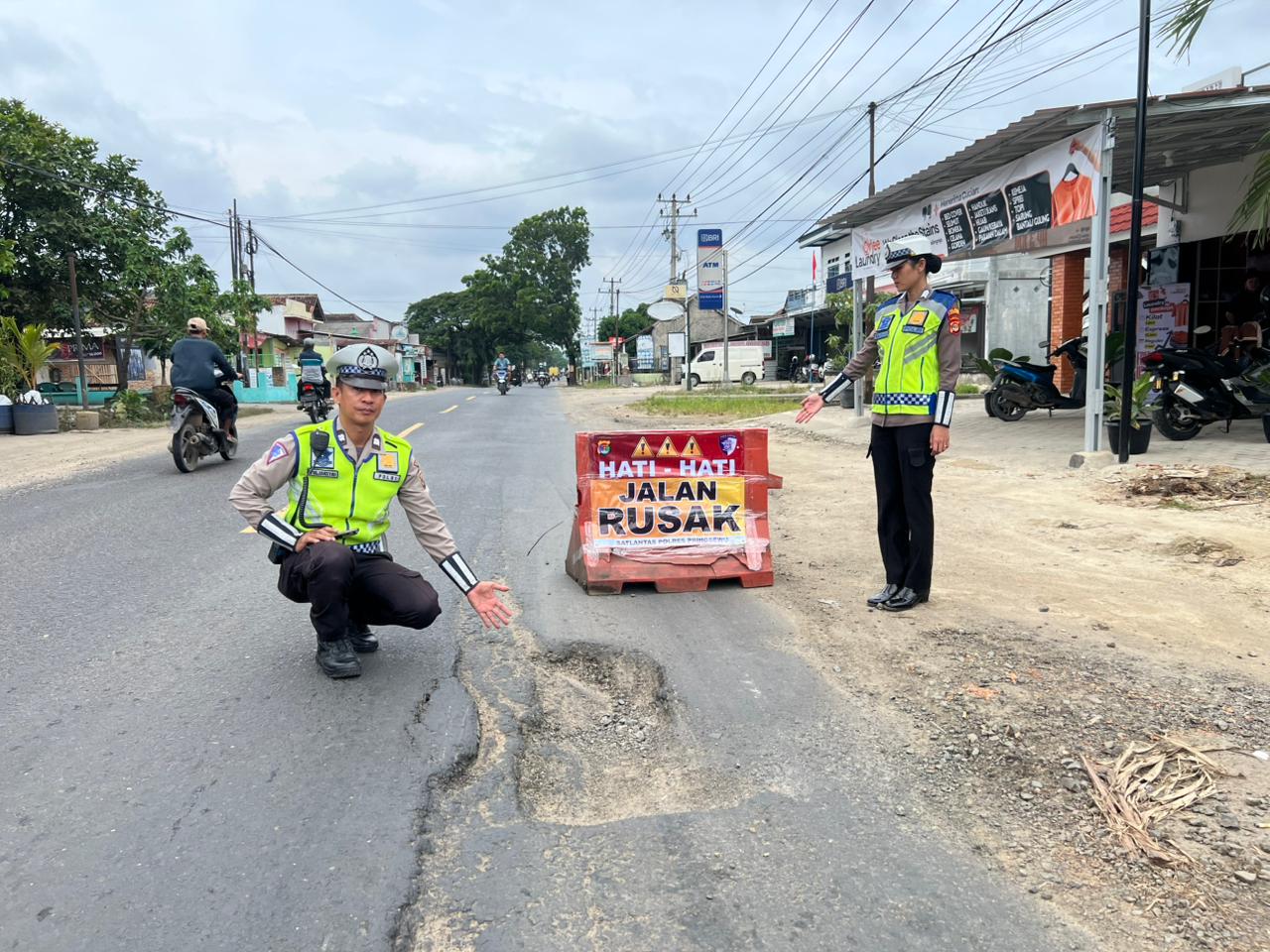 Cegah Kecelakaan, Satlantas Polres Pringsewu Pasang Imbauan di Jalan Rusak