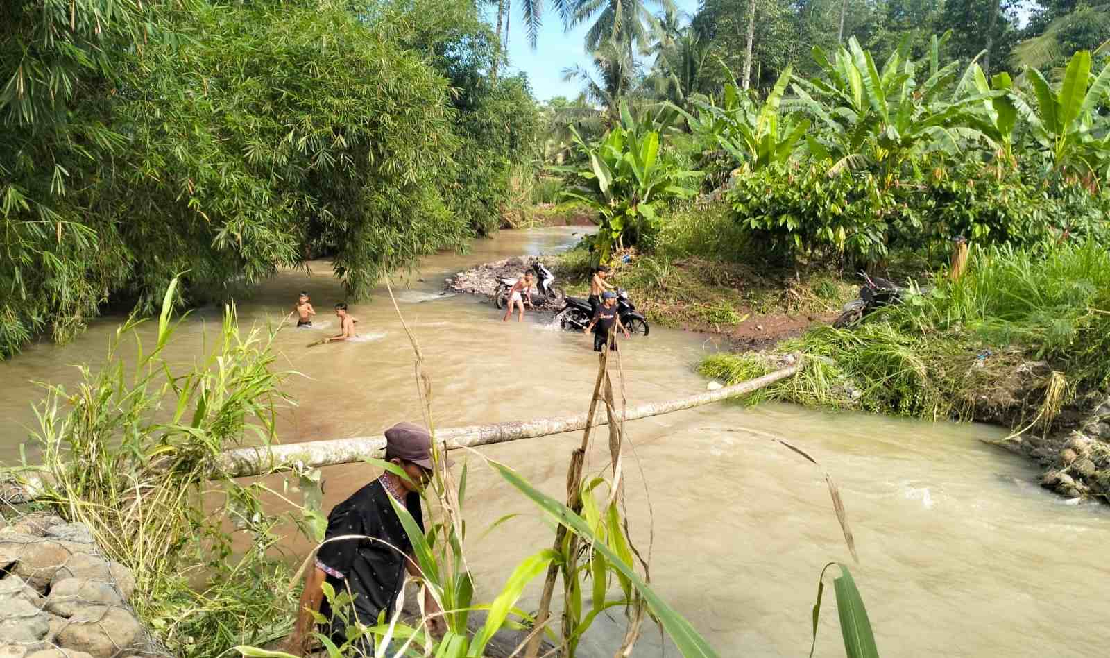 Tak Kunjung Terealisasi, Pembangunan Jembatan dan Jalan di Pekon Ini Hanya Angan Angan