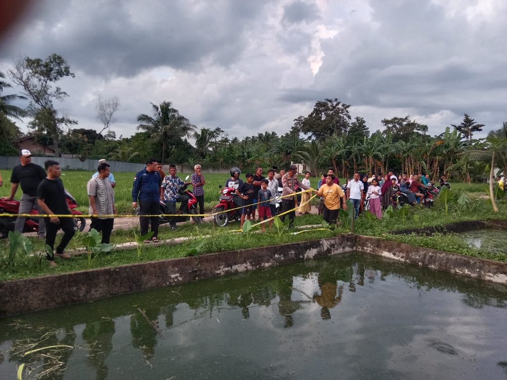 Sendal Jadi Petunjuk Penemuan Balita di Pringsewu Tewas Mengambang di Kolam 