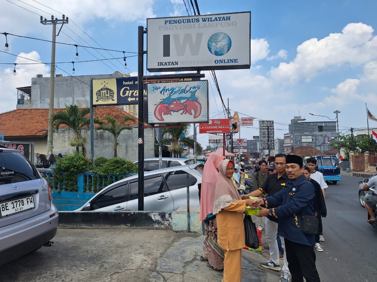 Rangkaian HUT Ke 12 IWO, PW IWO Lampung Bagikan Nasi Kotak