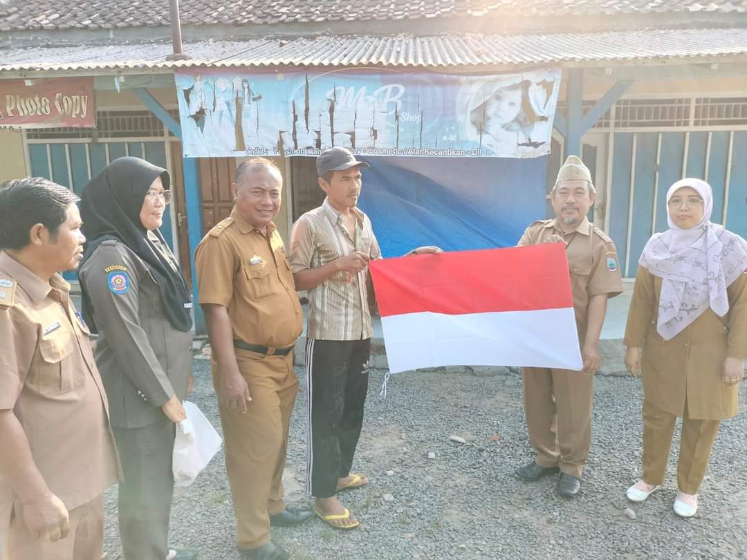 Gugah Rasa Patriotisme dan Nasionalisme, Pemerintah Kecamatan Ketapang Gelar Bagi-bagi Bendera Merah Putih