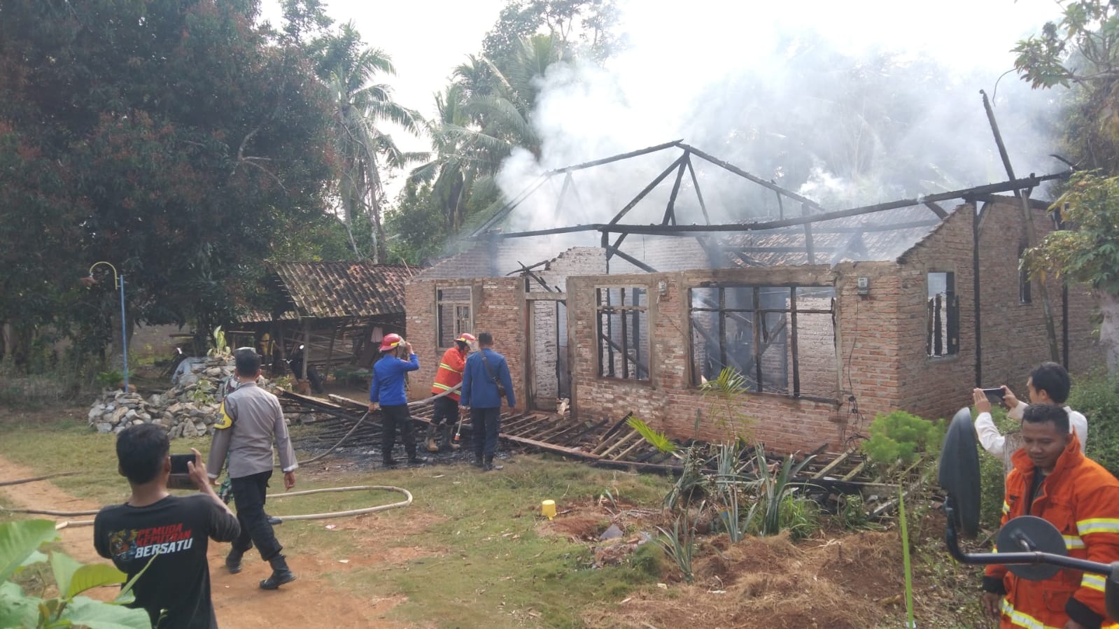 Rumah di Pringsewu Ludes Terbakar, Diduga Dibakar oleh Anak Pemilih Rumah Yang Alami Gangguan Mental 