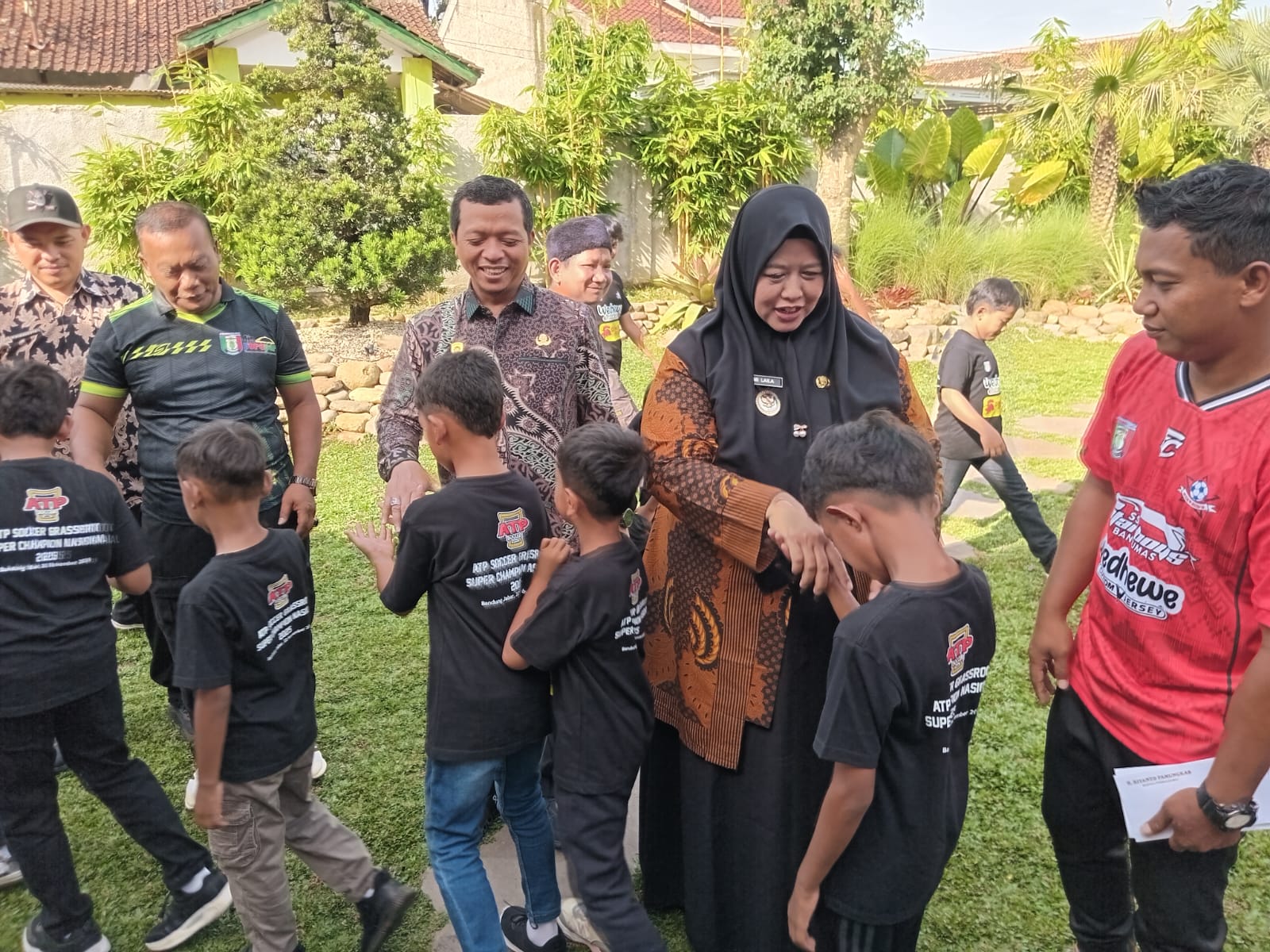 Bupati Pringsewu Lepas Keberangkatan Tim SSB Star Boys ke Turnamen ATP Soccer Grassroot di Bandung 