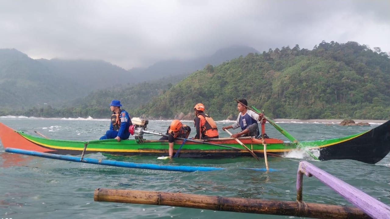 Tim SAR Gabungan Masih Cari Pemancing Yang Hilang di Pantai Kiluan Jaya