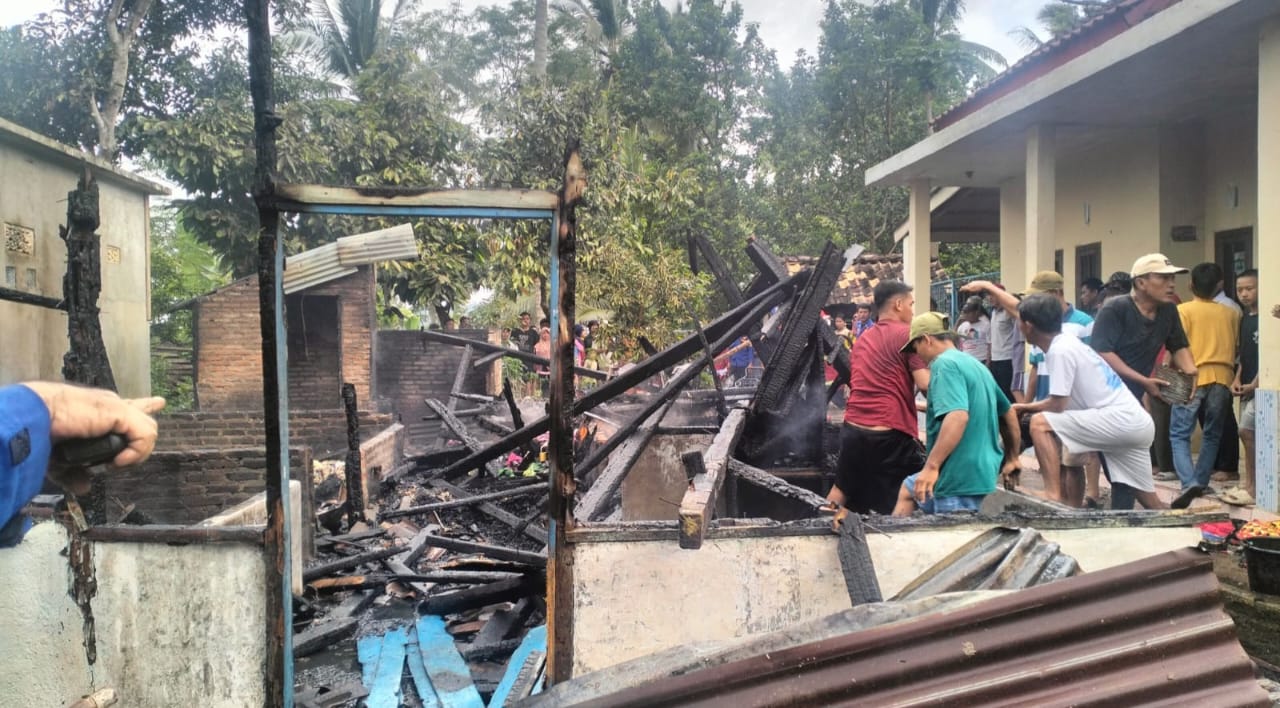 Ditinggal ke Sawah, Rumah Pekon Kejayaan Ludes Terbakar