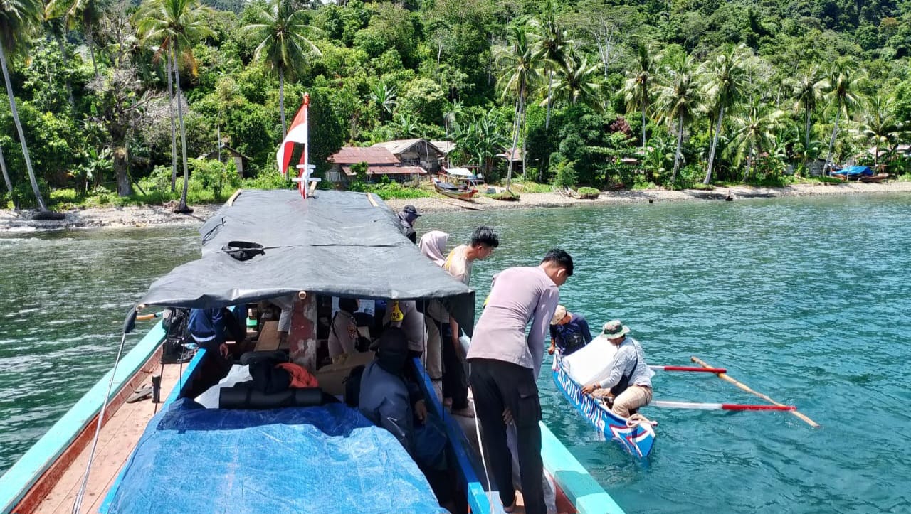 Sebrangi Lautan, Polisi Kawal Distribusi Logistik Pilkada ke Cukuhbalak dan Pematangsawa