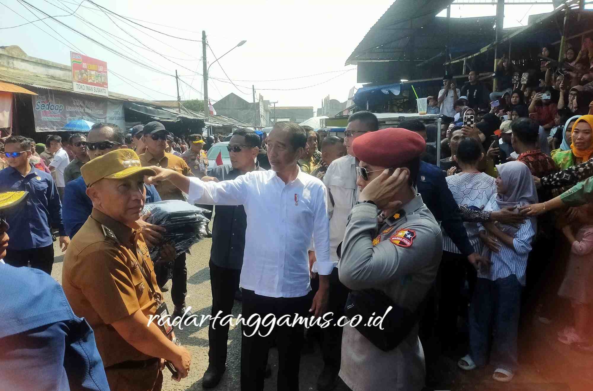 Blusukan ke Pasar Kotaagung, Presiden Bagikan Ratusan Sembako Hingga Kaos