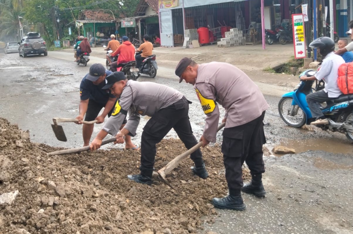 Polsek Sukoharjo Besama Warga Gotong Royong Timbun Jalan Rusak di Sukoharjo I