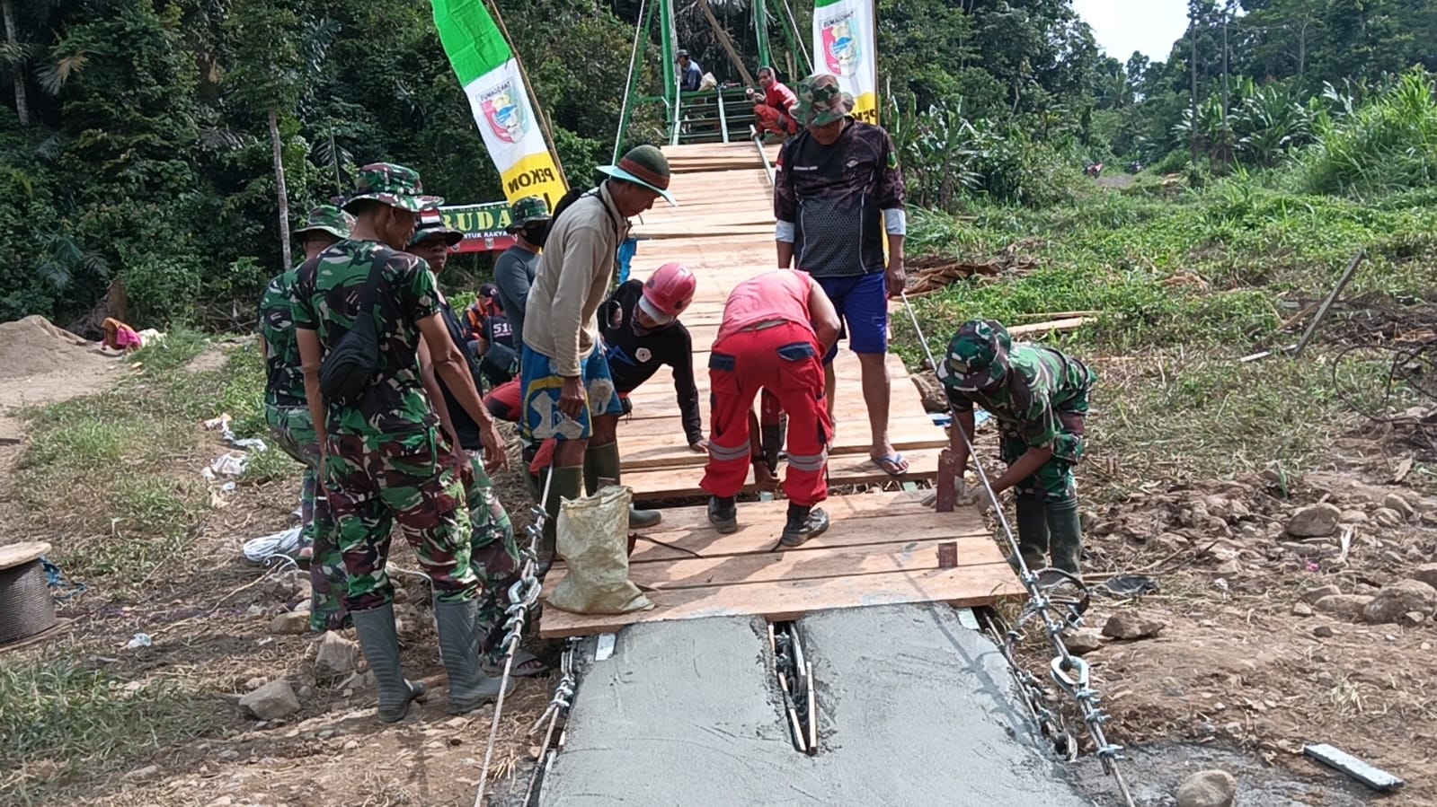 Respon Cepat TNI, Bangun Jembatan Gantung Garuda Bantuan Presiden Republik Indonesia