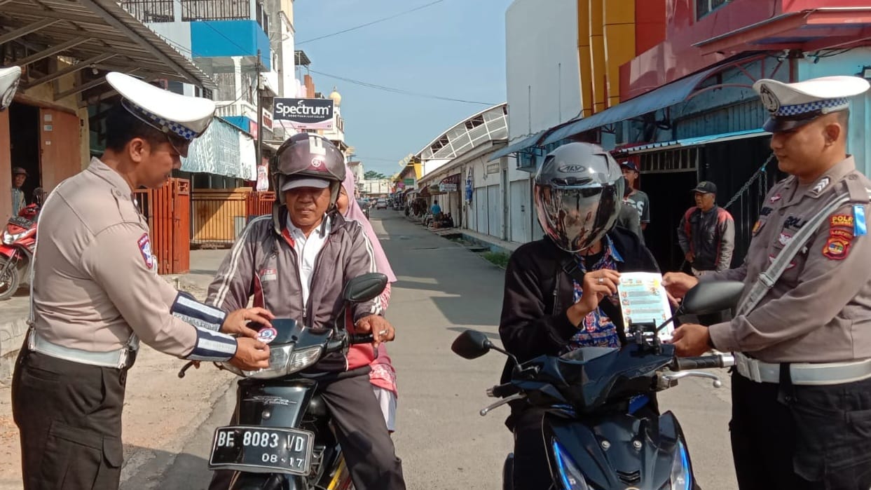 Sosialisasikan Keselamatan Berlalulintas, Personel Satlantas Polres Tanggamus Bagikan Pamflet dan Stiker