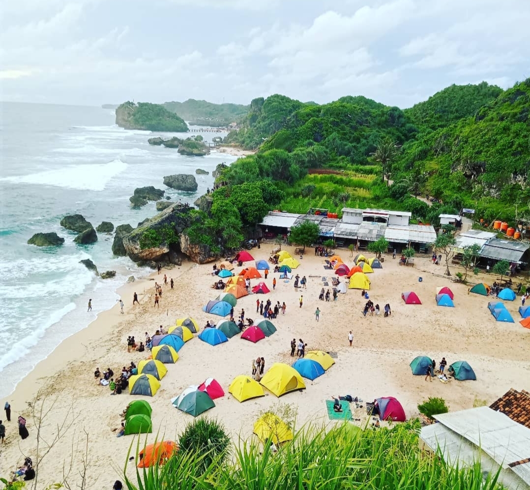 Wisata Pantai Ngrumput DIY  Tawarkan Pesona Pasir Putih yang Cantik dan Area Camping 