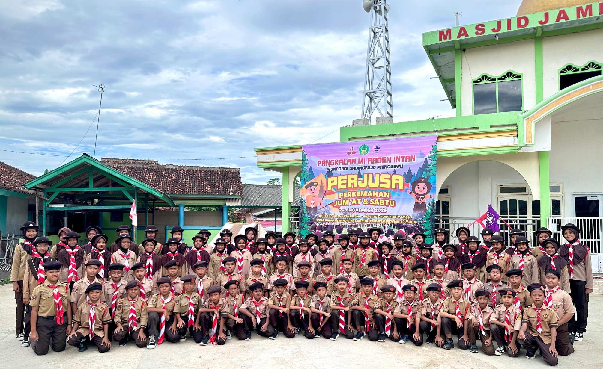 Penguatan Karakter dan Kebersamaan siswa MI Raden Intan Wonodadi Menggelar Perjusa