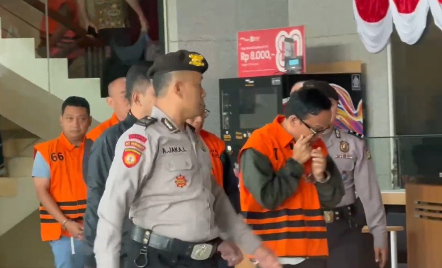 Resmi Ditetapkan Sebagai Tersangka Oleh KPK, Wamenaker Terlihat Menangis