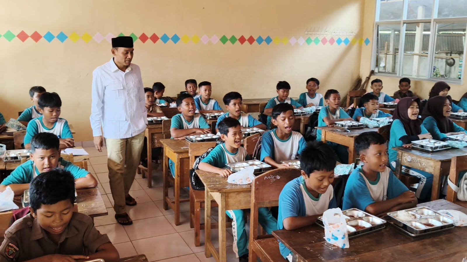 Anggota DPRD Tanggamus Romzy Edi Tinjau Program MBG 