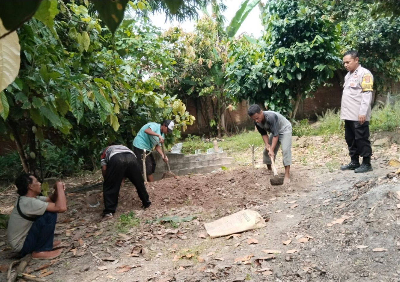 Jenazah ODGJ Tanpa Identitas Yang  Tewas  di Depan Pertokoan Pringsewu di Makamkan