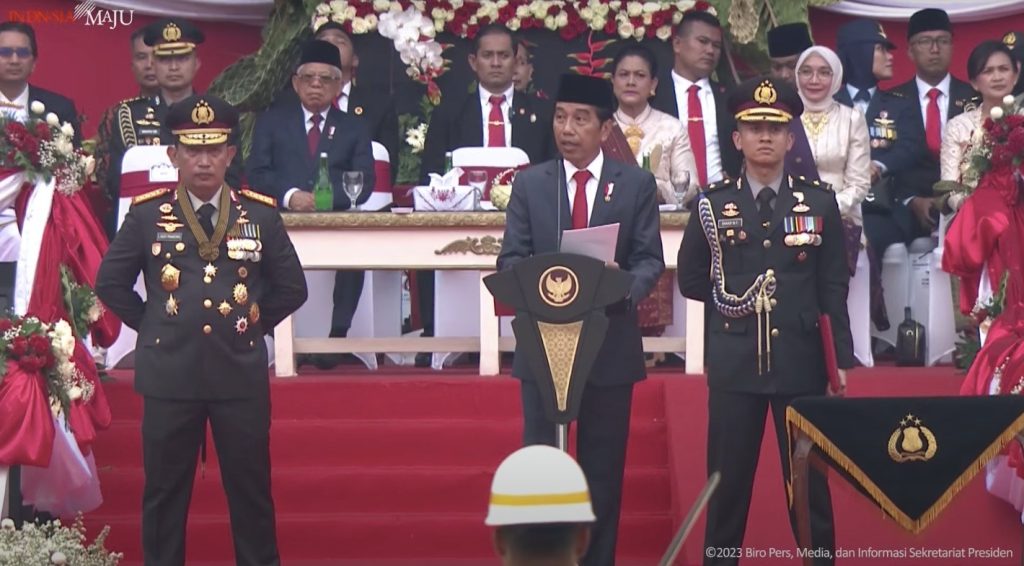 Berjalan Kaki Saat Cek Pasukan di Hari Bhayangkara Ke 77, Ini Kelakar Presiden Jokowi 