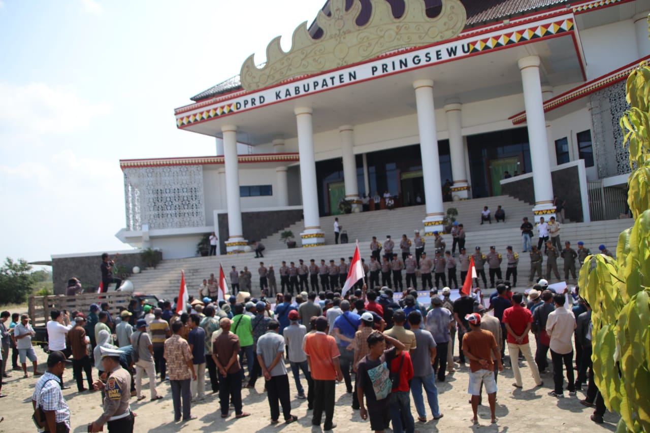 Sawah Kekeringan, Ratusan Warga Unjuk Rasa Damai di DPRD Pringsewu