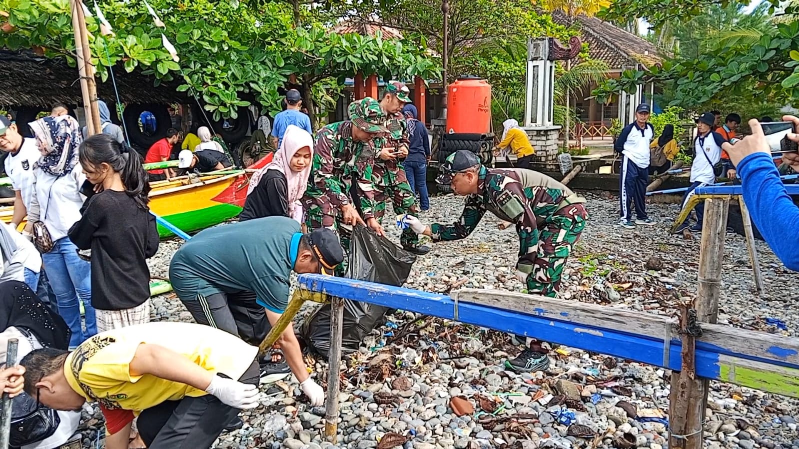 Peringati HUT TNI, Kodim 0424 Tanggamus Gandeng Pemkab Bersih Bersih Pantai
