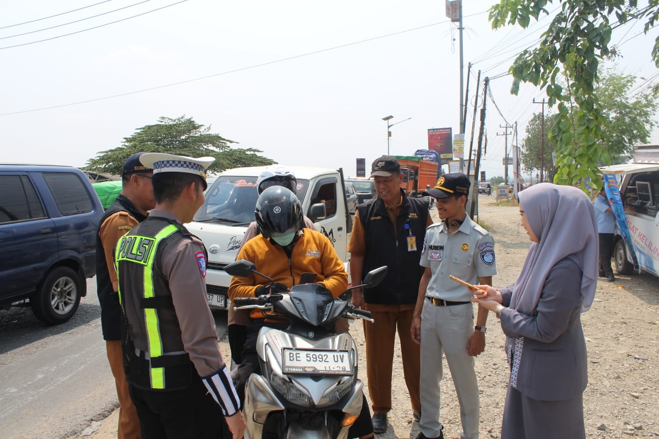 Samsat Menyapa di Pringsewu, Petugas Gabungan Ingatkan Warga Taat Pajak Kendaraan