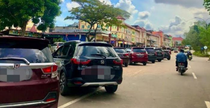 Bangunan Ruko Tanpa Lahan Parkir. Bikin Sempit Jalan