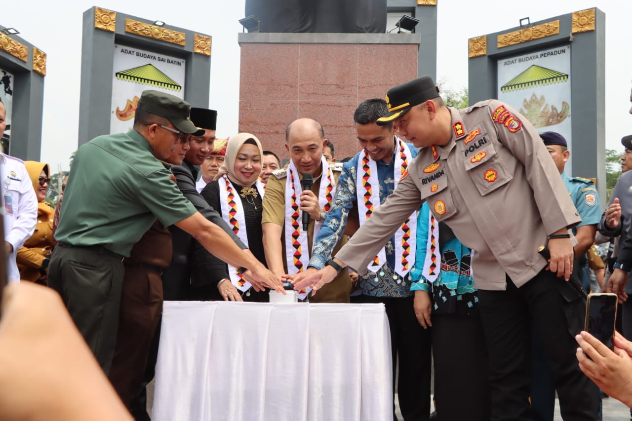 Pj Bupati Tanggamus Mulyadi Irsan Resmikan Taman Kota Soekarno 