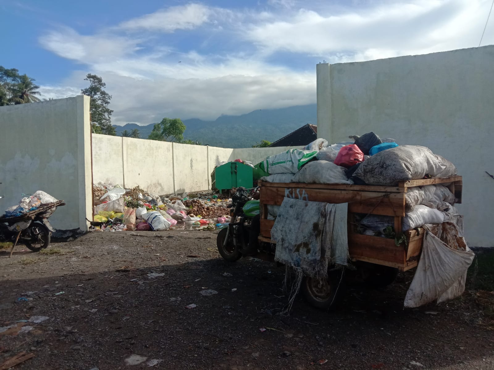 Warga Baros Kota Agung Keluhan Bau Menyengat dari TPS