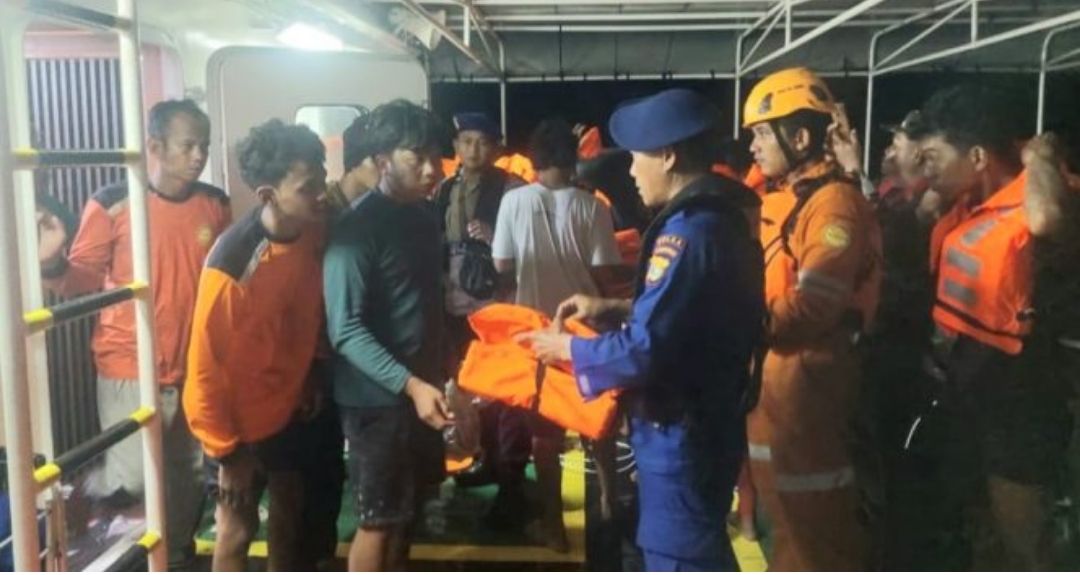 25 ABK KM Maulana Yang Terbakar di Perairan Tanggamus Berhasil Dievakuasi 