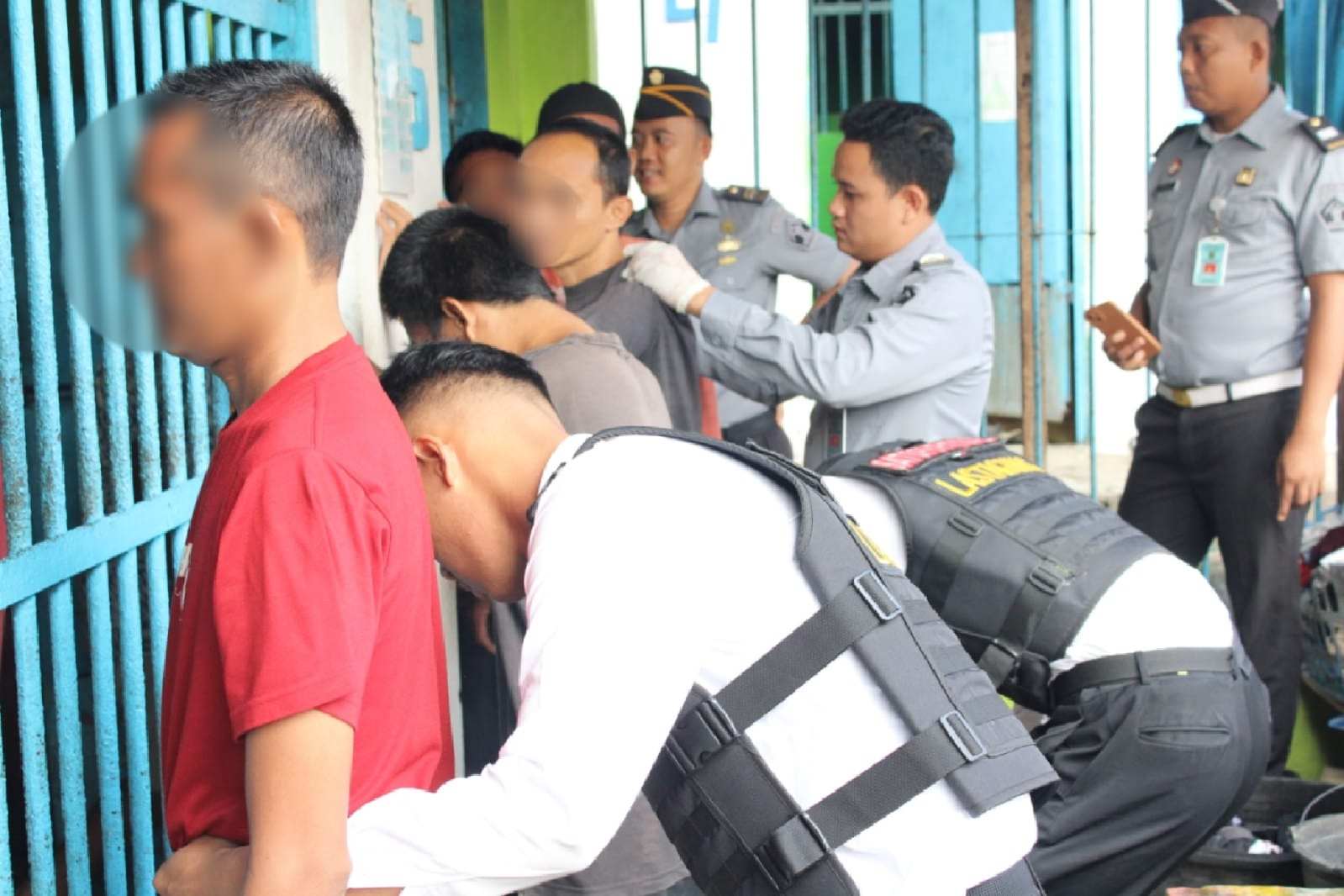 Petugas Lapas Kota Agung Tanggamus Razia Kamar Hunian WBP, Barang Ini Yang Ditemukan