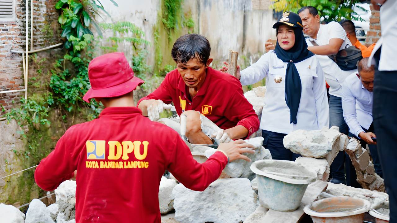 Percepat Pembangunan Talud Yang Jebol, Dinas PU Kota Bandar Lampung Kerahkan 50 Pekerja 