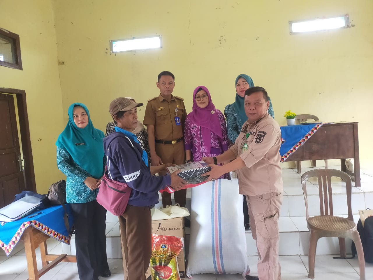 Kolaborasi Sentra Terpadu Inten Soewono dan LKS Alamanda Berikan Bantuan di Tanggamus 