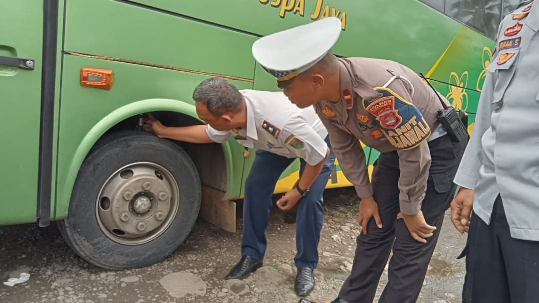 Jelang Nataru, Satlantas dan Dishub Tanggamus Periksa Kondisi Kelaikan Bus