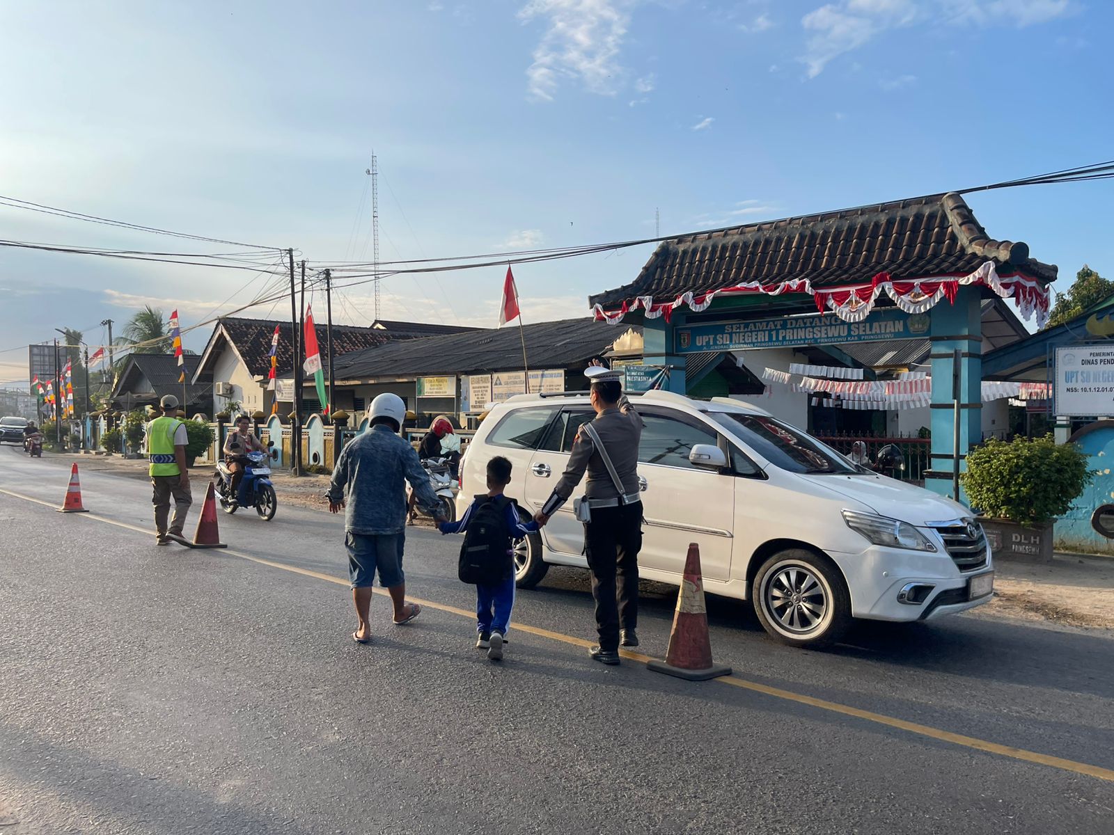 Satlantas Polres Pringsewu Atur Lalin Saat Jam Padat Sekolah dan Kerja