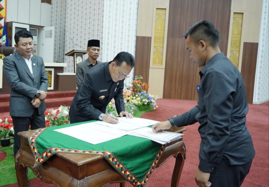 Rapat Paripurna DPRD Pringsewu Sahkan 11 Raperda Menjadi Perda