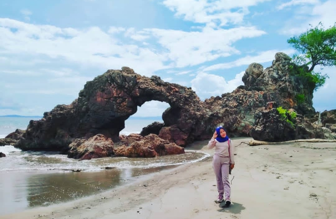  Pantai Karang Bolong, Pantai Eksotis Yang ada di Kabupaten Tanggamus 