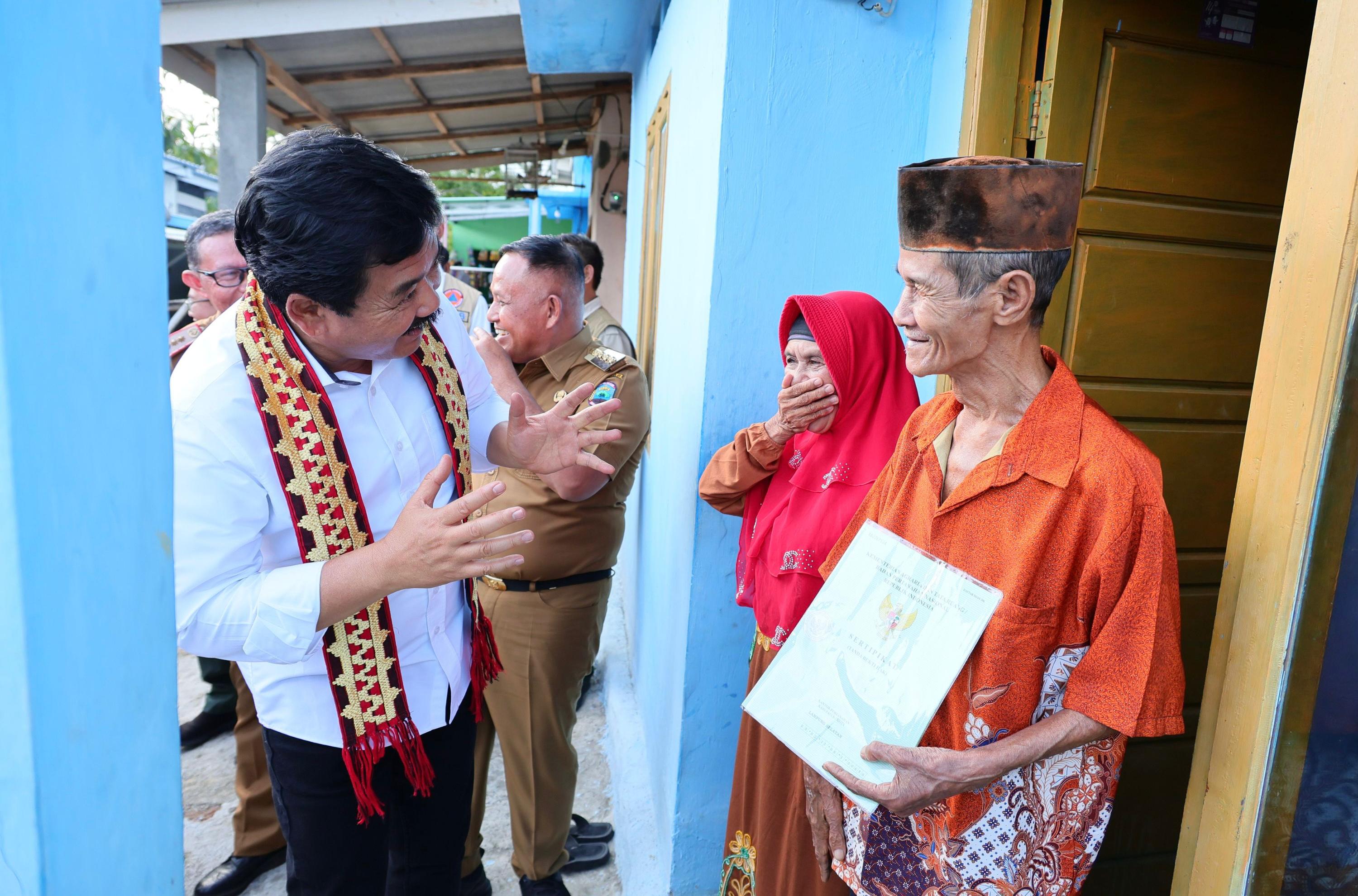 Menteri ATR/ BPN Serahkan Sertifikat Tanah Untuk Korban Tsunami Selat Sunda 