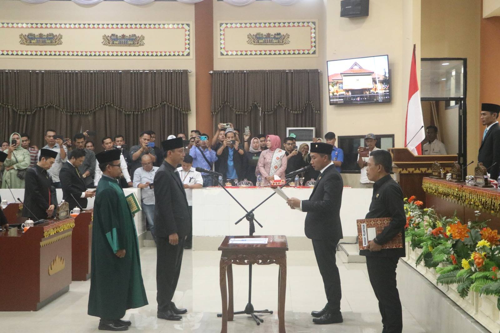 Jonartak Dinata Resmi Dilantik Sebagai Anggota DPRD Tanggamus Gantikan M.Suratman