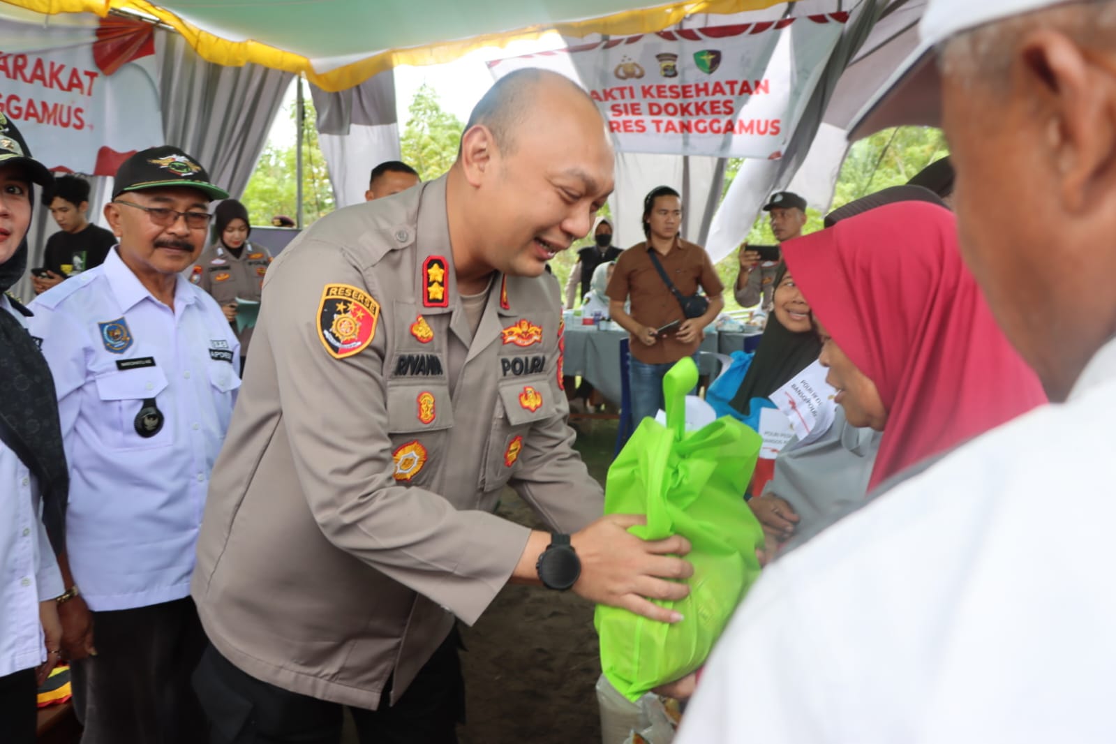 Bantu Warga, Polres Tanggamus Gelar Pemerikasaan Kesehatan Gratis dan Bagikan Paket Sembako 