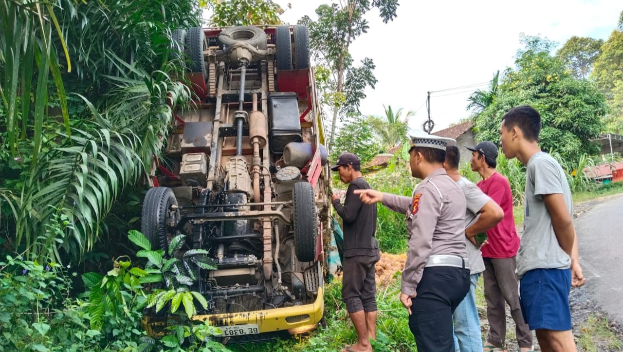 Rem Blong, Truk Terguling di Jalinbar Sedayu, 2 Tewas 3 Luka Berat