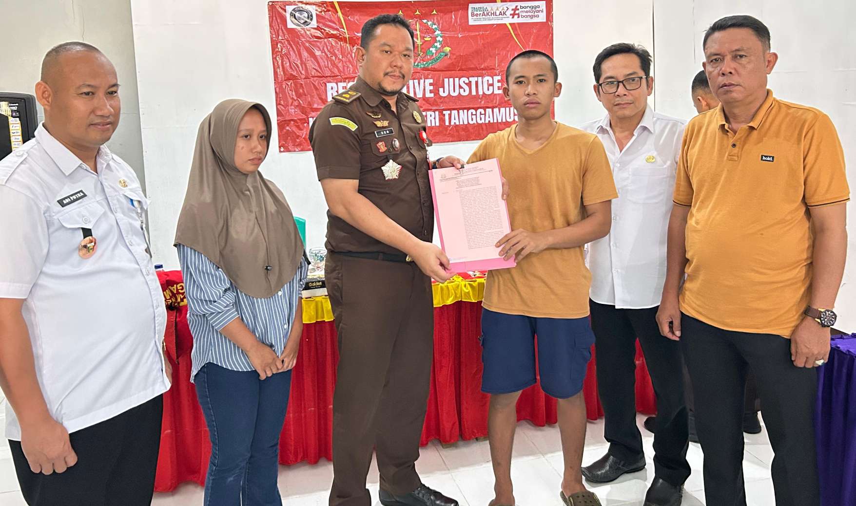 Kejari Tanggamus Hentikan Penuntutan Terhadap Tersangka Penadahan HP Curian