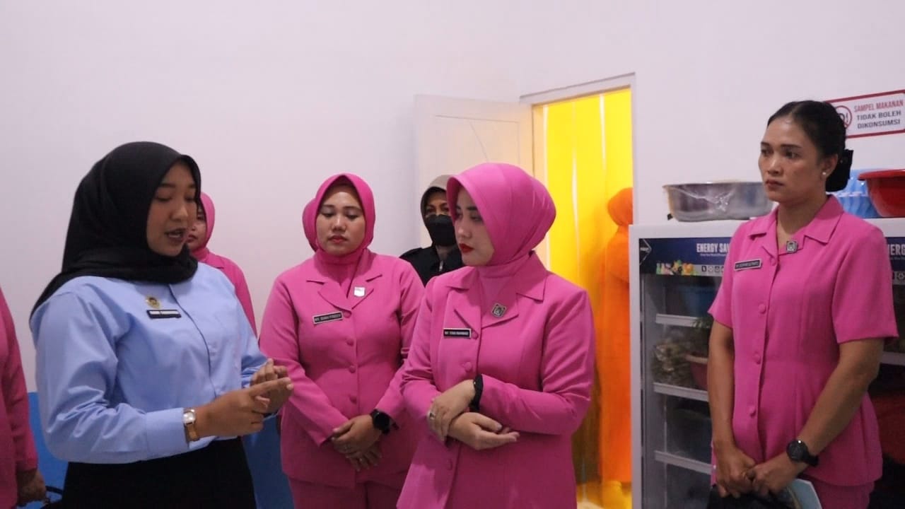 Ketua Bhayangkari Cabang Tanggamus Kunjungi Dapur SPPG di Pekon Tekad