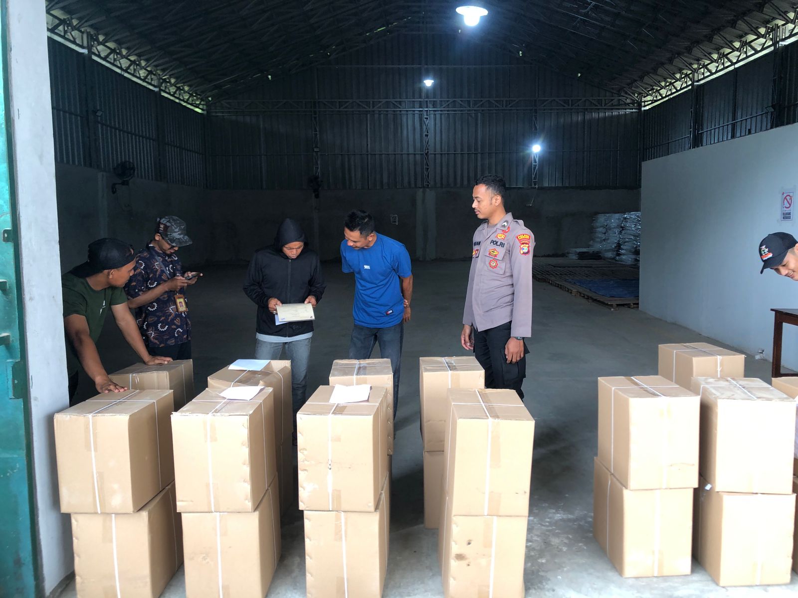 Polres Pringsewu Kawal Pengaman Logistik Pilkada 2024 di Gudang KPU