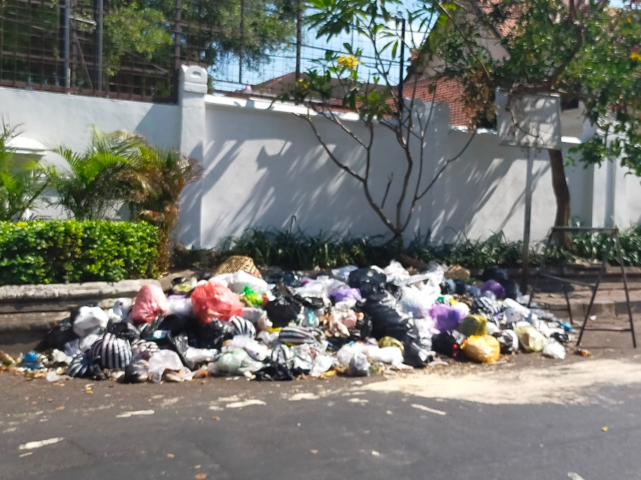 Meskipun Ada Sanksi Denda, Tumpukan Sampah Masih Menghiasi Jalanan di Kota Yogyakarta