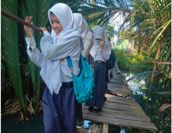 Jembatan Gantung Penghubung Pekon dan Sekolah Rusak Kakon Ingin Dibangun Permanen, Ini Alasannya