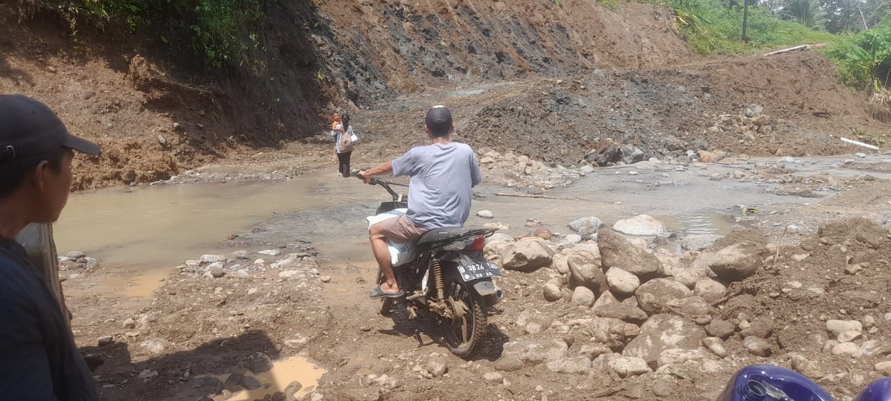 Sempat Terisolir, Akses Jalan Pekon Atarlebar Kini Sudah Bisa Dilalui 
