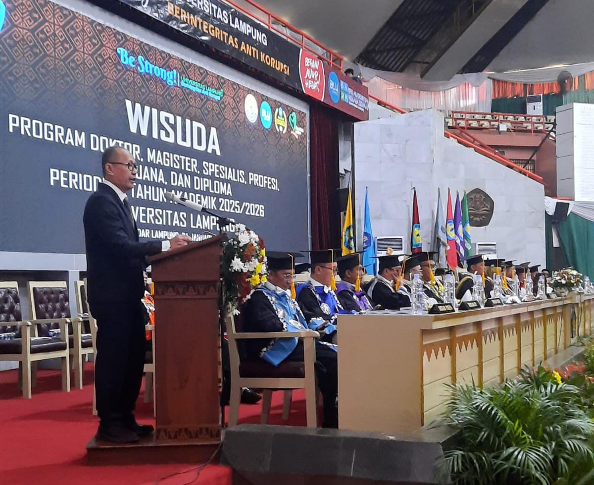 Subari Kurniawan Tekankan Integritas dan Tanggung Jawab Moral ke Wisudawan Unila