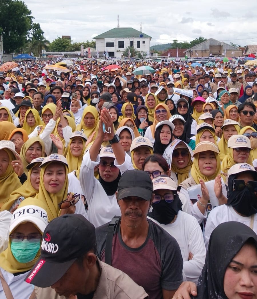 Ribuan Warga Padati Kampanye Akbar Saleh-Agus di Lapangan Tangsi Talangpadang 