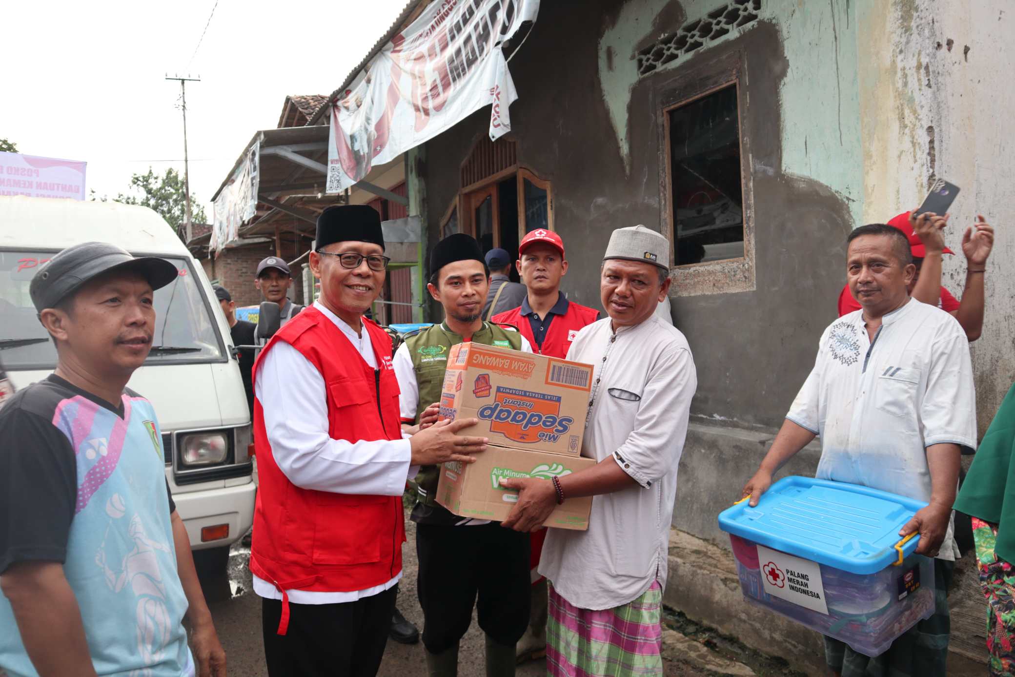 PCNU bersama LAZISNU dan PMI Serahkan Bantuan Untuk Korban Banjir di Talang Padang 